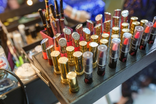 商场货架上口红静物摄影