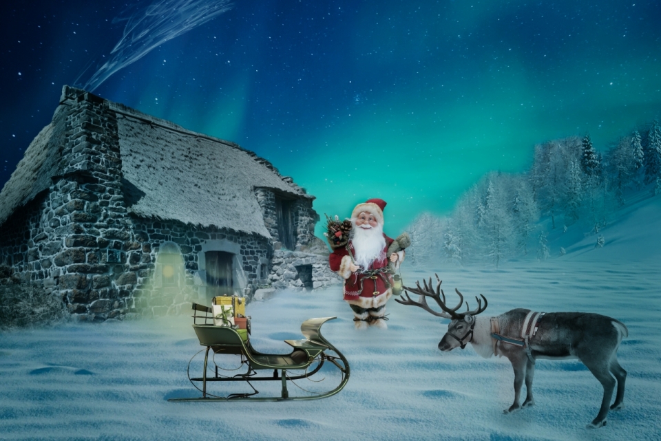 唯美星空下的圣诞老人和麋鹿玩偶