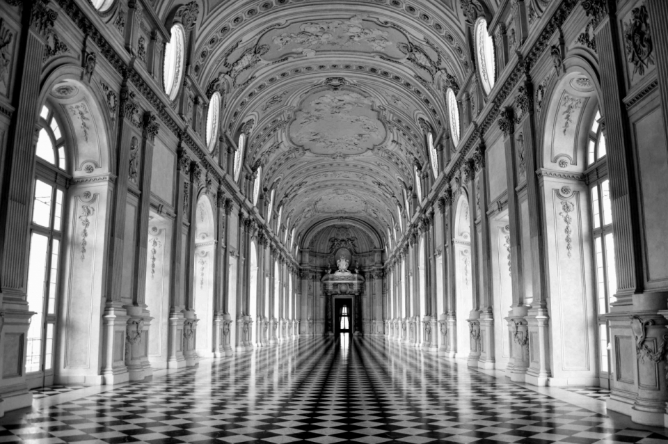 黑白地板装饰华丽的宫廷长廊黑白摄影