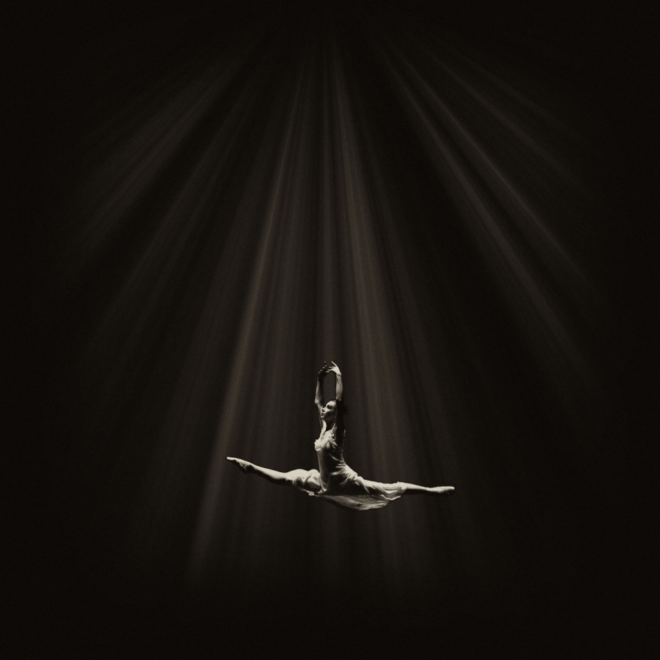 黑暗中练习芭蕾的舞蹈者