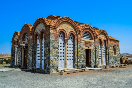 蓝色天空城市古典历史教堂建筑