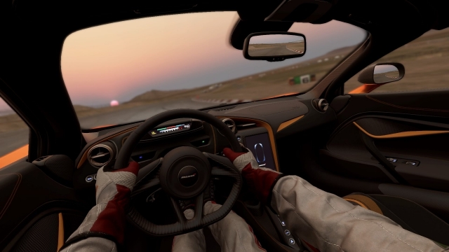 夕阳下山时赛车手车内第一视角