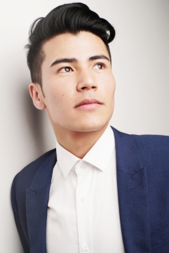 白色背景蓝色西装白色衬衫黑色短发男性
