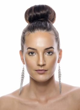 戴银色金属耳坠饰品时尚盘发美女