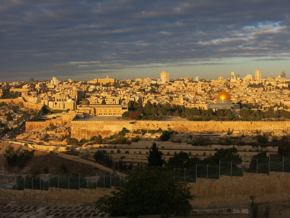 夕阳下远眺耶路撒冷古城全景