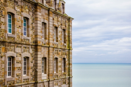 白云密布高大建筑黄色砖墙窗户