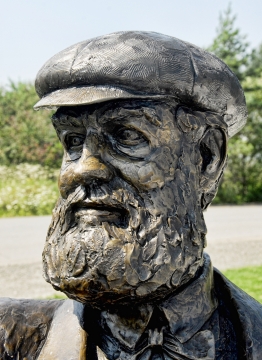 阳光下精致雕刻人面铜像特写