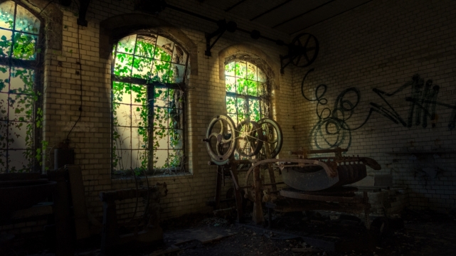 幽深小巷房间门窗散落阳光