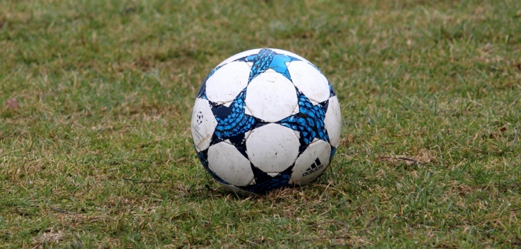 绿茵草地上白色足球高清特写