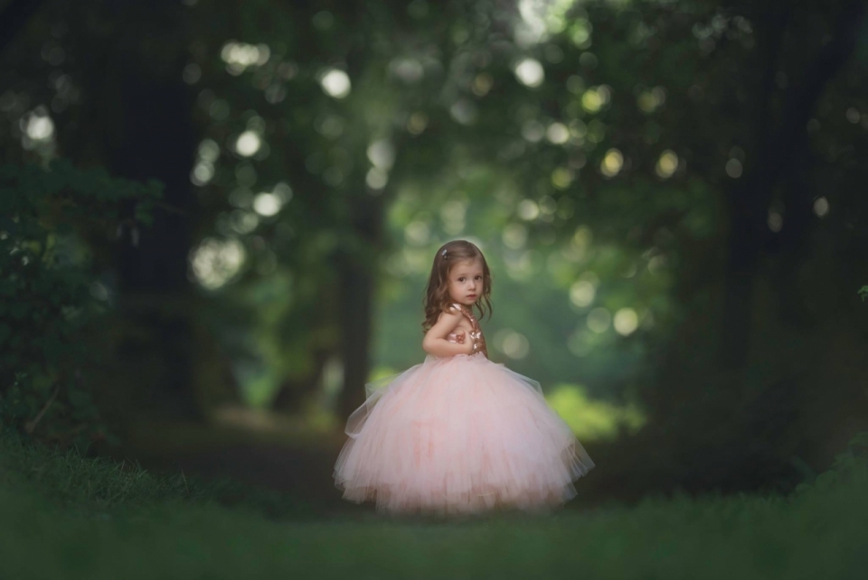 虚化自然绿色森林粉色连衣裙女孩