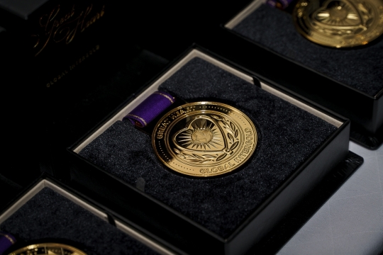 黑色礼盒中金色奖牌静物摄影