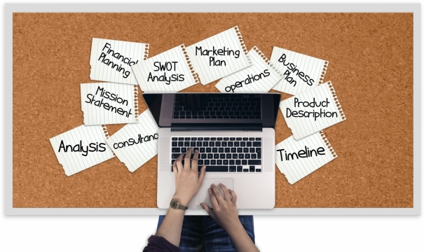 纯色背景电脑桌上笔记本电脑