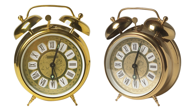 白色背景金色闹钟静物摄影