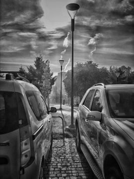 黑白城市街道停车场的轿车