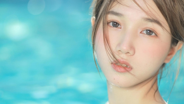 泳池中玩耍的美女高清桌面壁纸