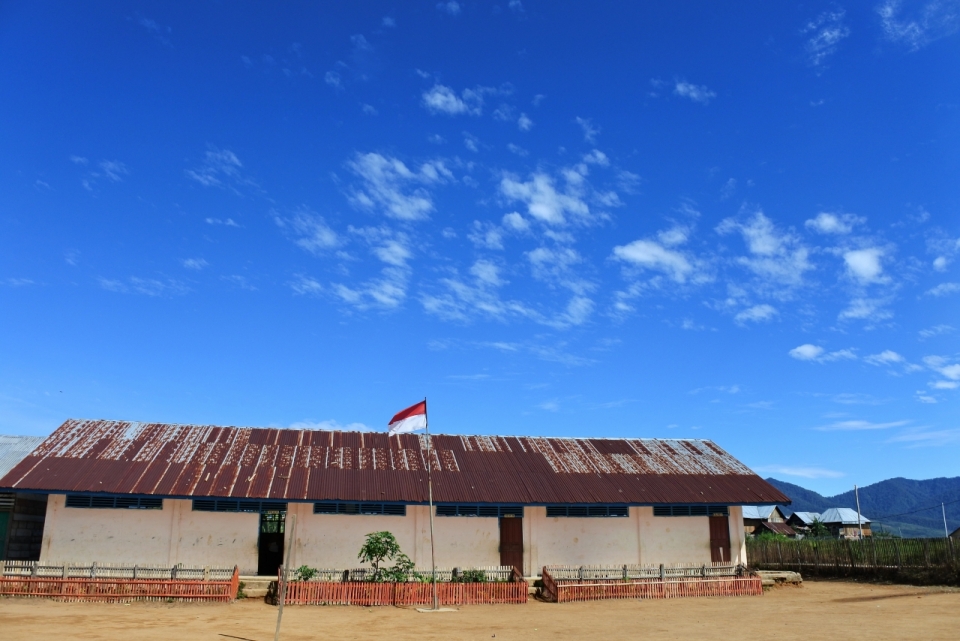 蓝色天空下乡村学校建筑