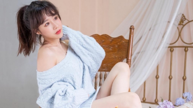 清纯美女居家氧气高清桌面壁纸