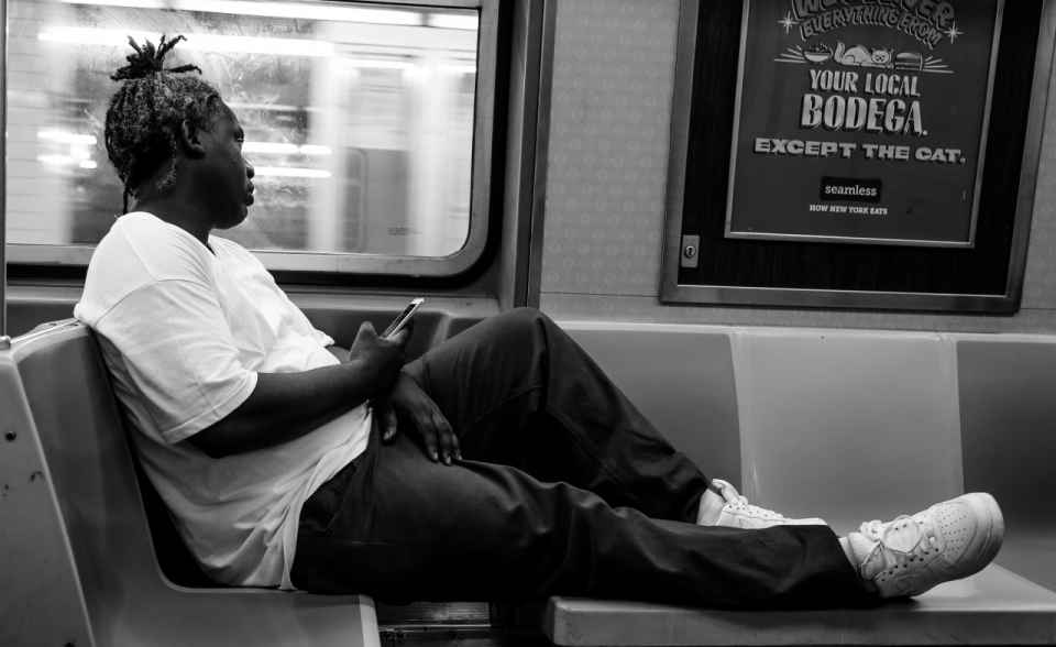 人物摄影_地铁上半躺着的黑人