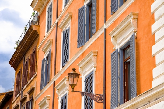 蓝色天空城市街道橙色墙壁房屋建筑