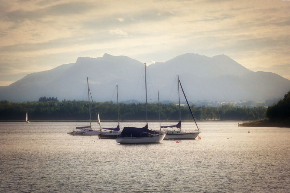 平静湖面小船和远山自然美景