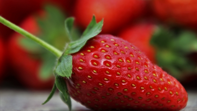 料理台摆放红色草莓外观纹路微距特写