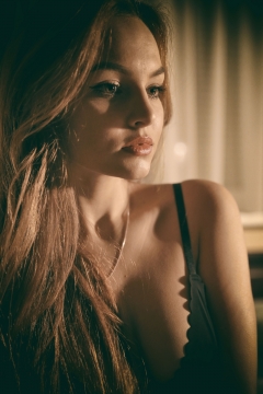 欧美金色长发美女吊带衫性感特写