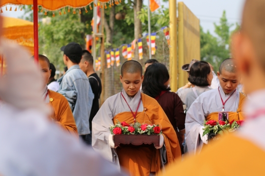城市街道捧自然花朵植物僧侣
