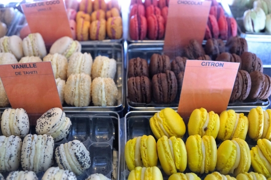 甜品店货架上各式各样的马卡龙美食摄影