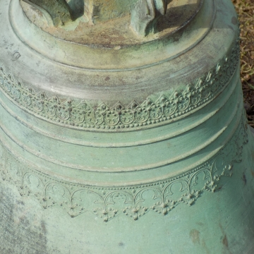 放在地面上青铜色的古朴大钟