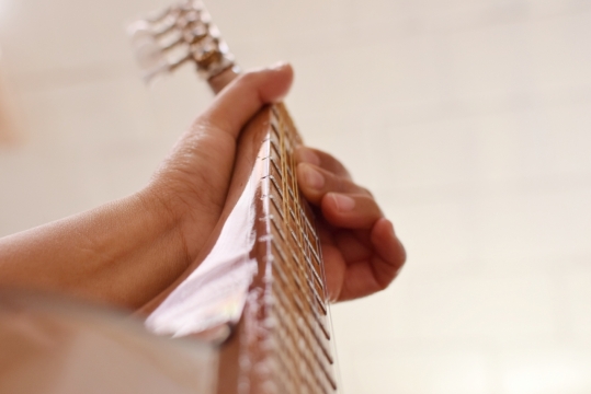 正在弹奏琵琶的人手部和琴弦特写摄影