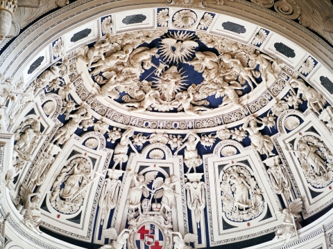 建筑室内天花板庄严石雕艺术品