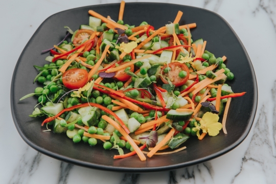 餐桌上盘子中美味的蔬菜沙拉