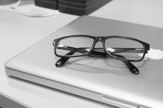 白色笔记本上黑框眼镜静物摆拍