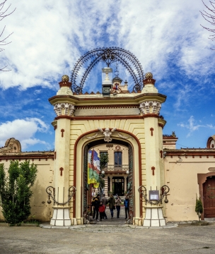 蓝色天空城市街道教堂建筑间人群