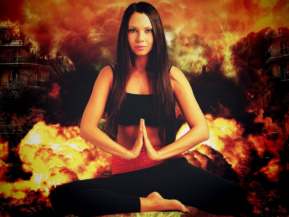 身穿瑜伽服的女子在战火背景下的艺术摄影