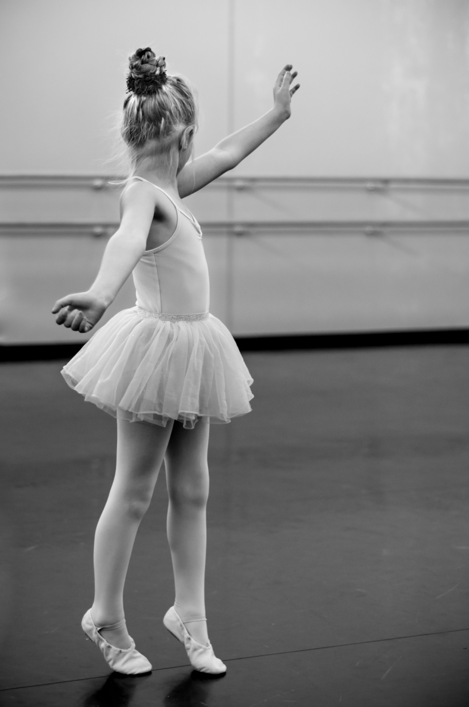 在舞蹈房练习跳舞的小女孩黑白风格摄影