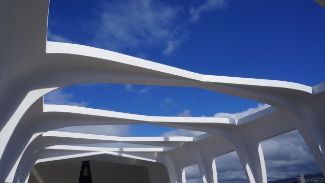 蓝天白云露天白色建筑房屋设计外观