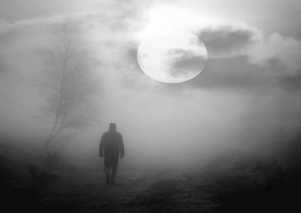 午夜迷雾缭绕月光照射行走人影