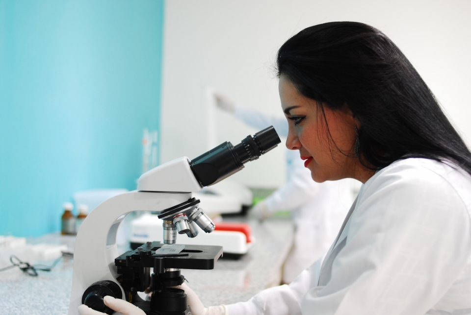 研究室室内长发女性显微镜专业研究