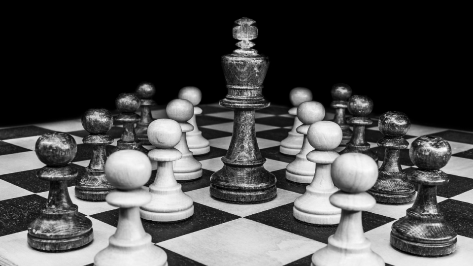 国际象棋在棋盘上的侧面黑白风格摄影