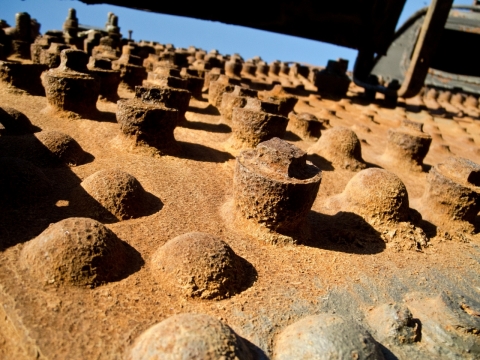 阳光照射土堆石块阴影外景