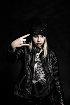 黑色背景戴彩色戒指时尚金发美女