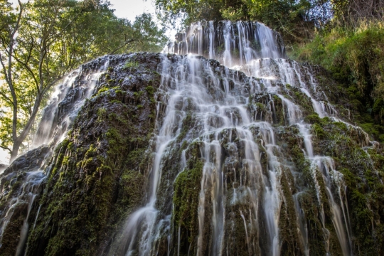 热带雨林台阶瀑布白色水花自然风光