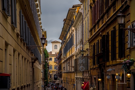 阴天昏暗城市街道古老建筑小巷