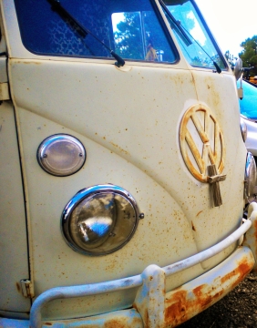 停车场中车头已经生锈的大众中巴车