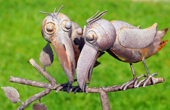 阳光户外自然树枝金属鸟雕塑