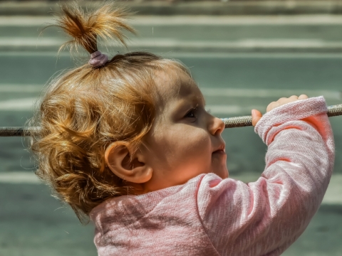 阳光城市街道可爱金色短发女孩