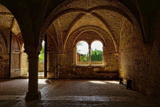 阳光城市街道古老建筑内景