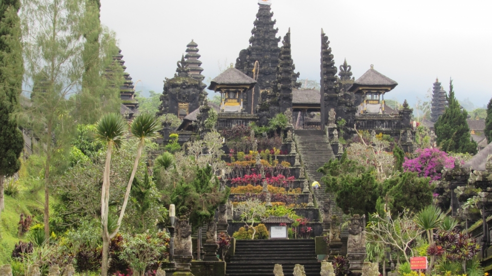 巴厘岛自然植物树木包围布撒基寺