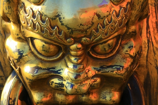 寺庙灯光下古老历史艺术金色雕像